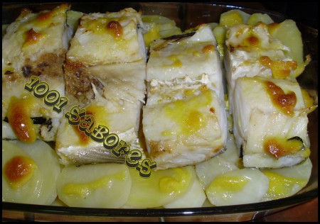 Bacalhau no Forno com batatas as rodelas, Maionese e Cebola